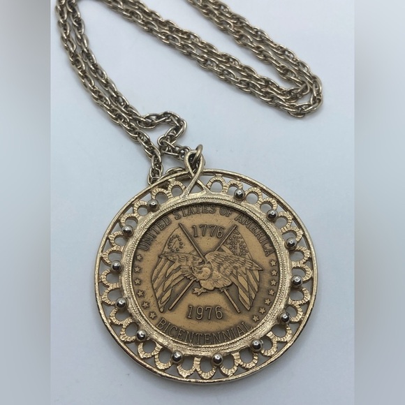 Vtg 1776 - 1976 Unites States Of America Liberty Bell Bicentennial Coin Necklace - Picture 2 of 6